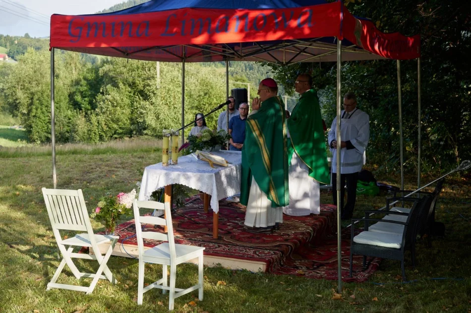 Ks. Biskup Mirosław Gucwa odprawił plenerową mszę św. w rodzinnej miejscowości - zdjęcie 11