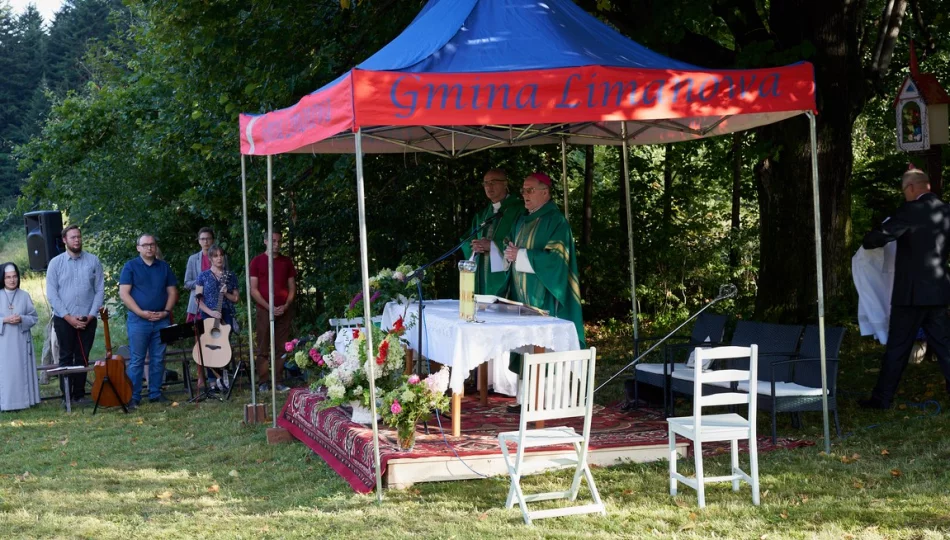 Ks. Biskup Mirosław Gucwa odprawił plenerową mszę św. w rodzinnej miejscowości - zdjęcie 1