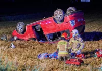 Jest w śledztwo w sprawie wypadku nietrzeźwego kierowcy. Stan 20-letniej pasażerki jest ciężki - zdjęcie główne