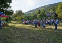 Biskup Mirosław Gucwa odprawił plenerową mszę św. w rodzinnej miejscowości - zdjęcie główne