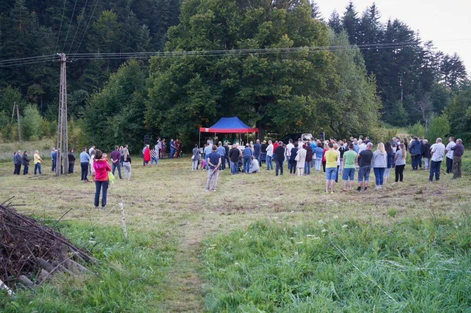 Biskup Mirosław Gucwa odprawił plenerową mszę św. w rodzinnej miejscowości - zdjęcie 3