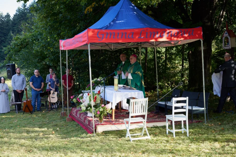 Biskup Mirosław Gucwa odprawił plenerową mszę św. w rodzinnej miejscowości - zdjęcie 4