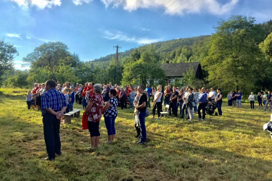Biskup Mirosław Gucwa odprawił plenerową mszę św. w rodzinnej miejscowości - zdjęcie 5