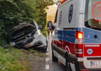 Samochód wjechał do rowu i uderzył w betonowy przepust - zdjęcie główne