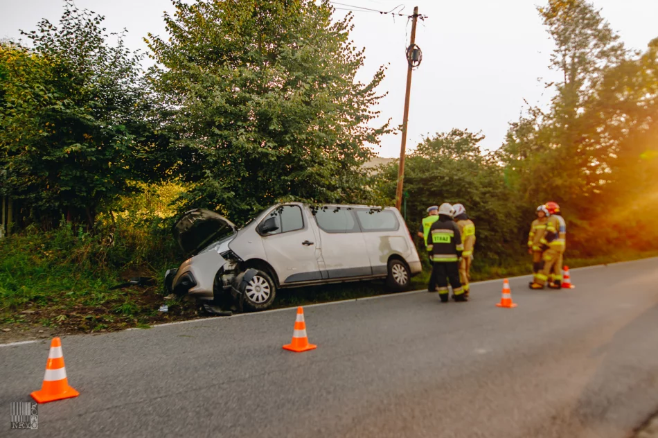 Samochód wjechał do rowu i uderzył w betonowy przepust - zdjęcie 3