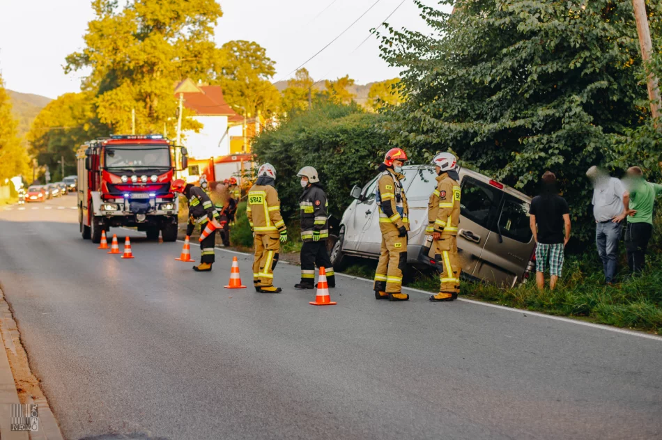 Samochód wjechał do rowu i uderzył w betonowy przepust - zdjęcie 4