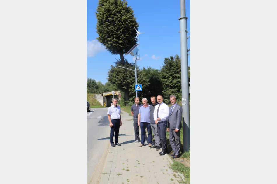Przy przejściu dla pieszych w Mordarce zamontowano lampy hybrydowe - zdjęcie 4