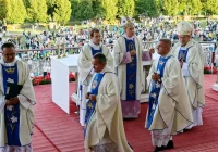 W sztafetowej pielgrzymce uczestniczyły blisko 4 tysiące wiernych - zdjęcie główne