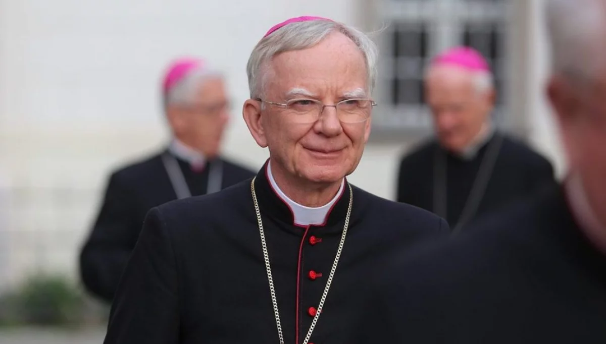 Abp Jędraszewski w liście na adwent wzywa do obrony krzyża i lekcji religii