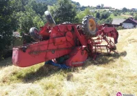 Kombajn przewrócił się na nierównym terenie - zdjęcie główne