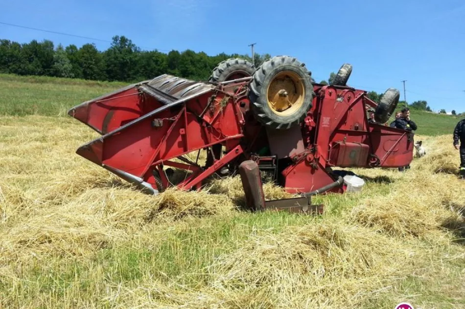Kombajn przewrócił się na nierównym terenie - zdjęcie 2