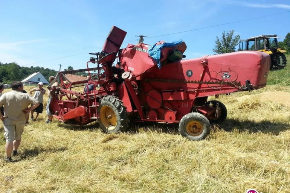 Kombajn przewrócił się na nierównym terenie - zdjęcie 3