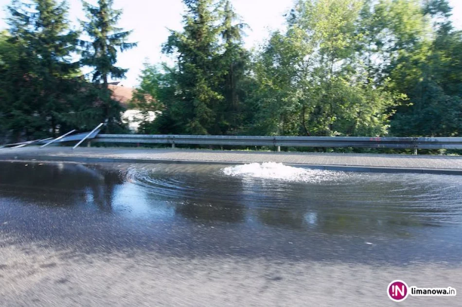 Awaria nowego wodociągu - woda wylewała ze studzienki na ulicę - zdjęcie 2