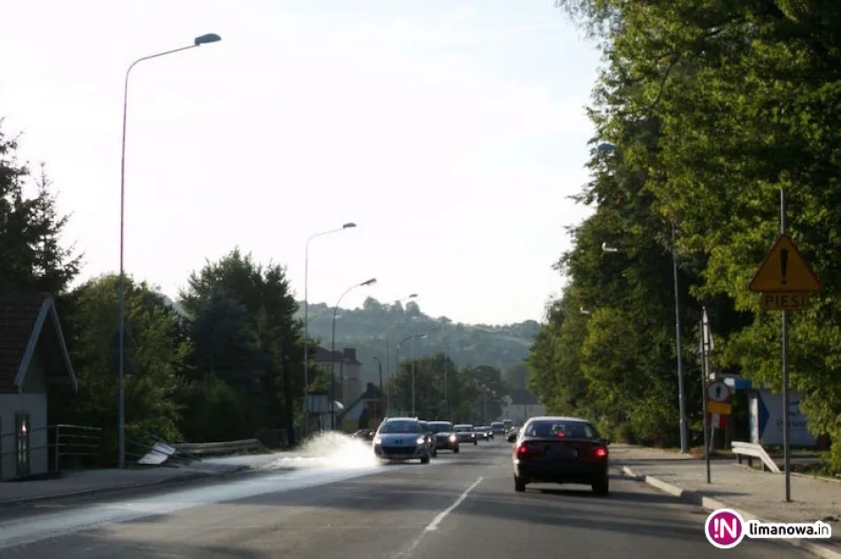 Awaria nowego wodociągu - woda wylewała ze studzienki na ulicę - zdjęcie 3