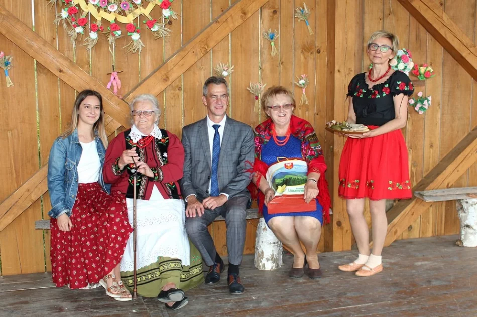 "Wszystko w twoich rękach"- wernisaż prac Czerwonych Korali - zdjęcie 6