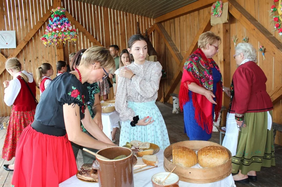 "Wszystko w twoich rękach"- wernisaż prac Czerwonych Korali - zdjęcie 12