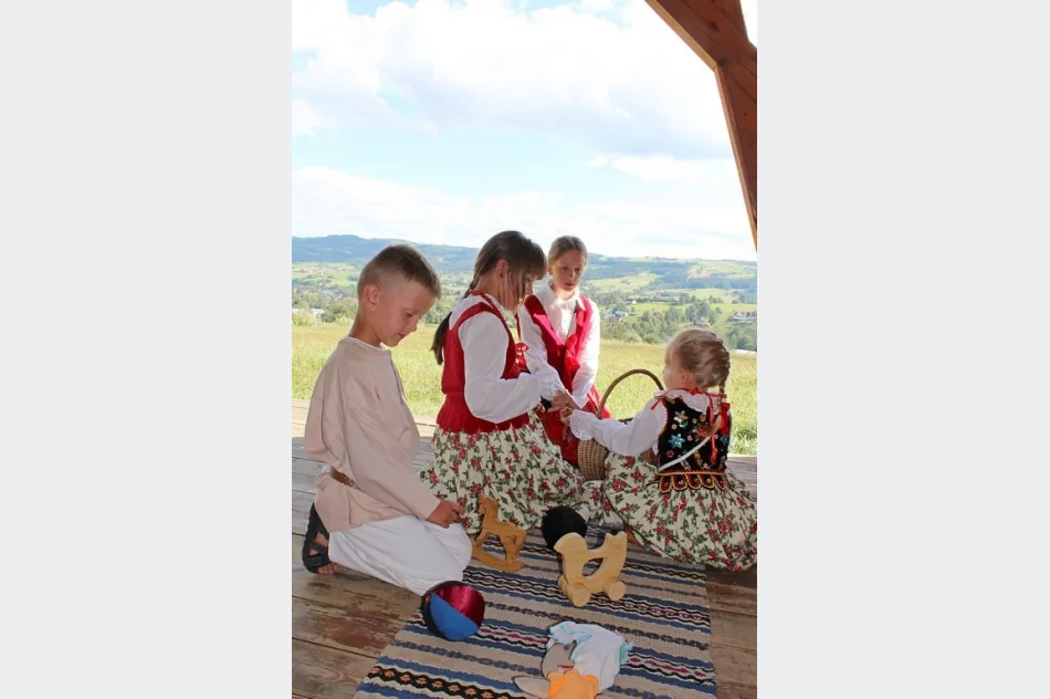 "Wszystko w twoich rękach"- wernisaż prac Czerwonych Korali - zdjęcie 14