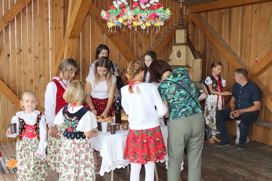 "Wszystko w twoich rękach"- wernisaż prac Czerwonych Korali - zdjęcie 16