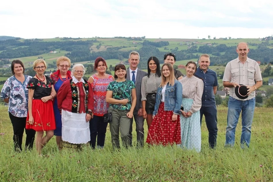 "Wszystko w twoich rękach"- wernisaż prac Czerwonych Korali - zdjęcie 17