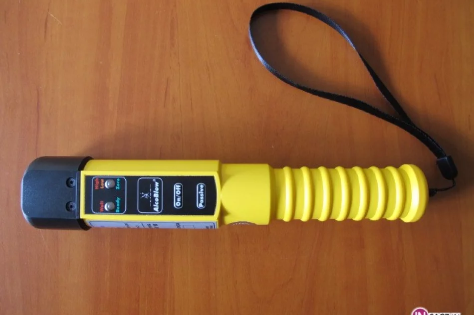 Policjanci świętowali i dostali alkomat od burmistrza Krynicy - zdjęcie 2