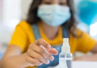 Więcej szatni, bramki mierzące temperaturę przy wejściach, brak apeli i uroczystości. Szkoły przygotowują się na przyjęcie uczniów - zdjęcie główne