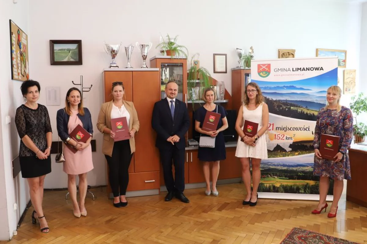 Wręczono awanse sześciu nauczycielom ze szkół gminnych