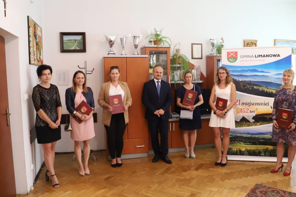 Wręczono awanse sześciu nauczycielom ze szkół gminnych - zdjęcie 3