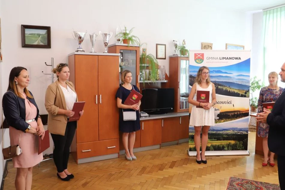 Wręczono awanse sześciu nauczycielom ze szkół gminnych - zdjęcie 5