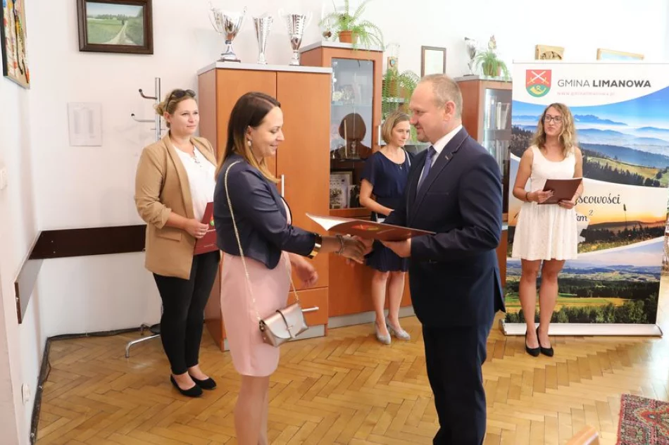 Wręczono awanse sześciu nauczycielom ze szkół gminnych - zdjęcie 9