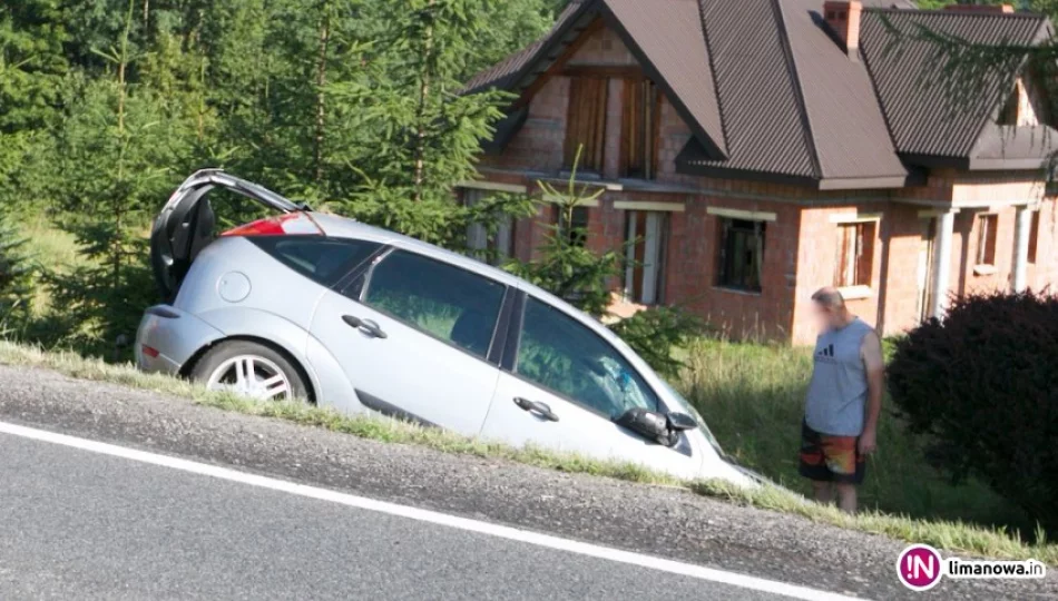 Ford wypadł z drogi i dachował - zdjęcie 1