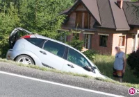 Ford wypadł z drogi i dachował - zdjęcie główne