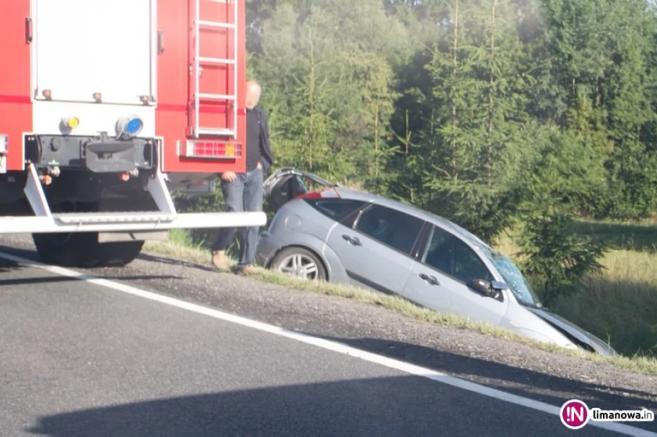 Ford wypadł z drogi i dachował - zdjęcie 2