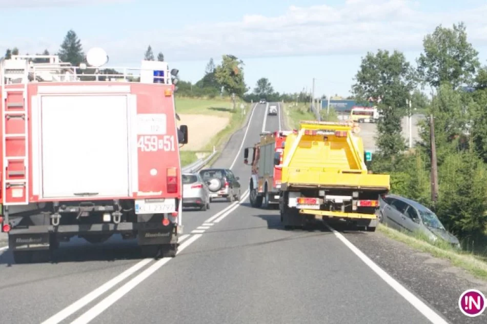 Ford wypadł z drogi i dachował - zdjęcie 3