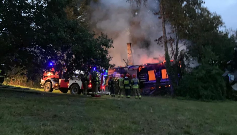 Siedem zastępów straży pożarnej gasiło płonący drewniany budynek - zdjęcie 1