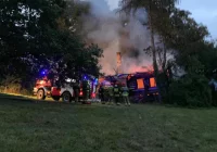 Siedem zastępów straży pożarnej gasiło płonący drewniany budynek - zdjęcie główne