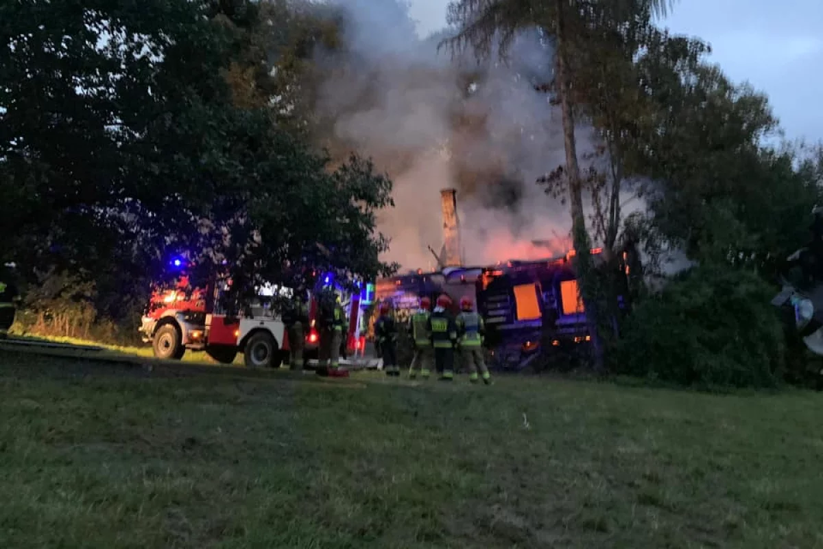 Siedem zastępów straży pożarnej gasiło płonący drewniany budynek