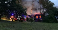 Siedem zastępów straży pożarnej gasiło płonący drewniany budynek - zdjęcie 3