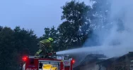 Siedem zastępów straży pożarnej gasiło płonący drewniany budynek - zdjęcie 4