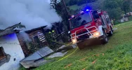 Siedem zastępów straży pożarnej gasiło płonący drewniany budynek - zdjęcie 5