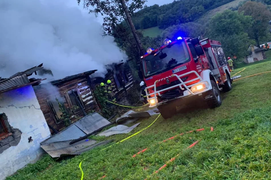 Siedem zastępów straży pożarnej gasiło płonący drewniany budynek - zdjęcie 5