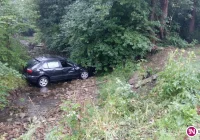 Samochód dachował w potoku - zdjęcie główne