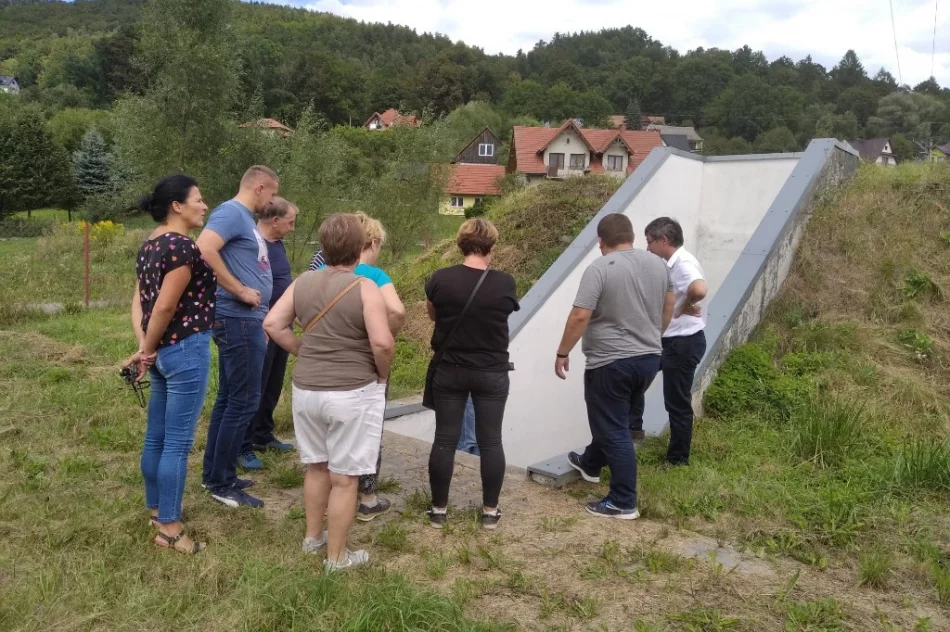 Komisja w terenie: radni sprawdzali infrastrukturę wodociągową i kanalizacyjną - zdjęcie 2