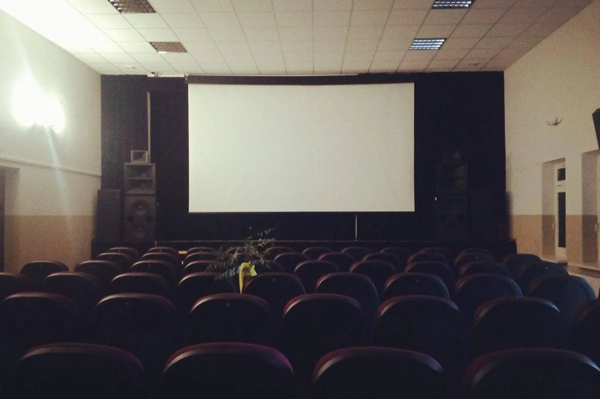 Kameralne kino z wielotysięczną widownią – podsumowanie działań kina w tymczasowej siedzibie
