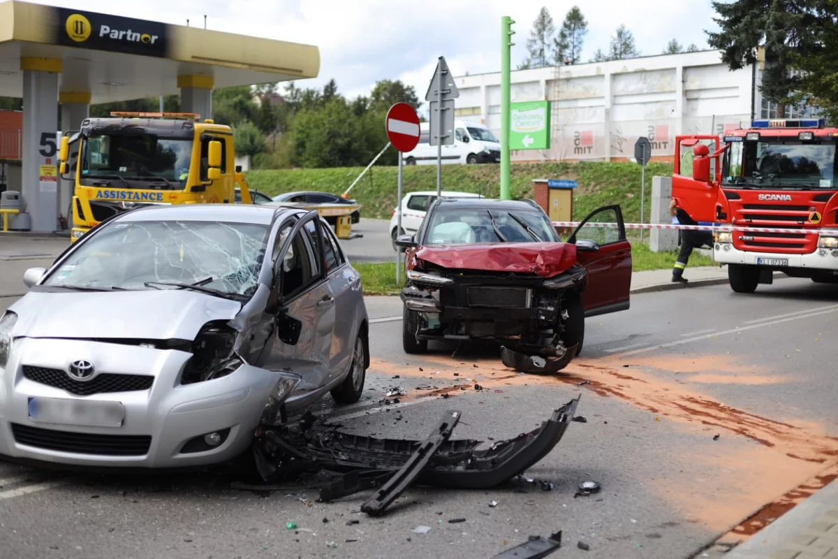 Zablokowana droga powiatowa po zderzeniu dwóch aut, jedna osoba poszkodowana