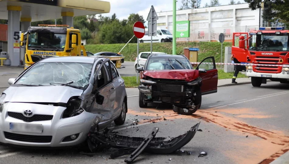 Zablokowana droga powiatowa po zderzeniu dwóch aut, jedna osoba poszkodowana - zdjęcie 1