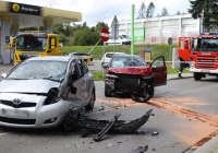 Zablokowana droga powiatowa po zderzeniu dwóch aut, jedna osoba poszkodowana - zdjęcie główne