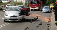 Zablokowana droga powiatowa po zderzeniu dwóch aut, jedna osoba poszkodowana - zdjęcie 2
