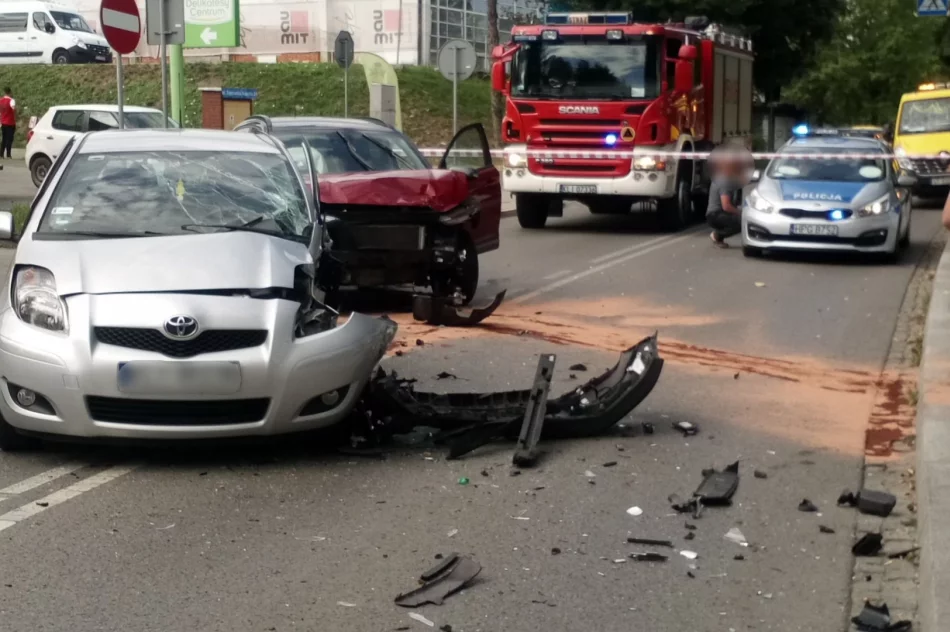 Zablokowana droga powiatowa po zderzeniu dwóch aut, jedna osoba poszkodowana - zdjęcie 2