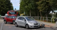 Zablokowana droga powiatowa po zderzeniu dwóch aut, jedna osoba poszkodowana - zdjęcie 3