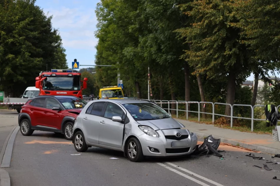 Zablokowana droga powiatowa po zderzeniu dwóch aut, jedna osoba poszkodowana - zdjęcie 3
